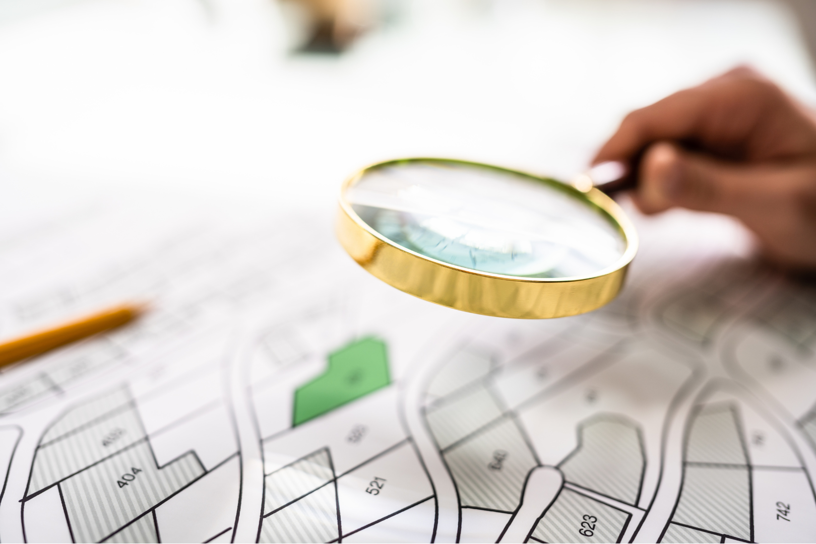 Loupe au-dessus d’un plan de terrain
